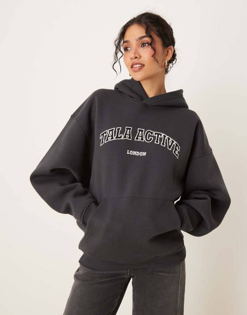 Tala - Active - Kapuzenpullover in Schwarz mit Applikation von Tala