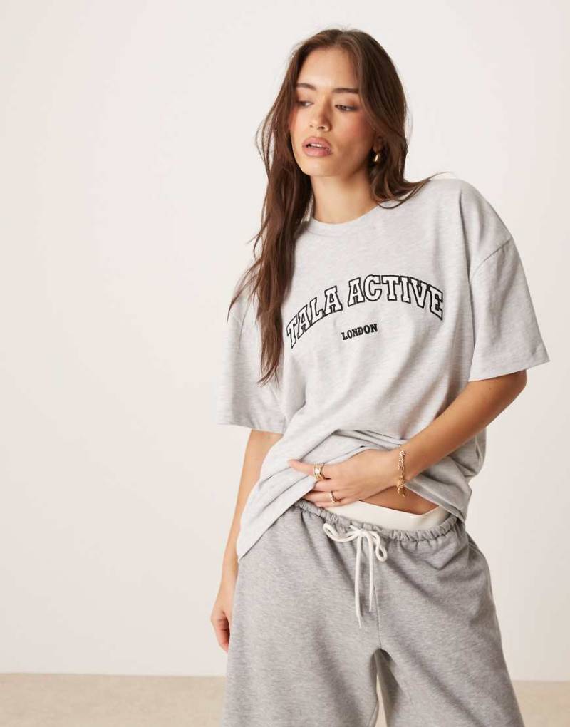 Tala - Active - T-Shirt in Grau mit Applikation von Tala