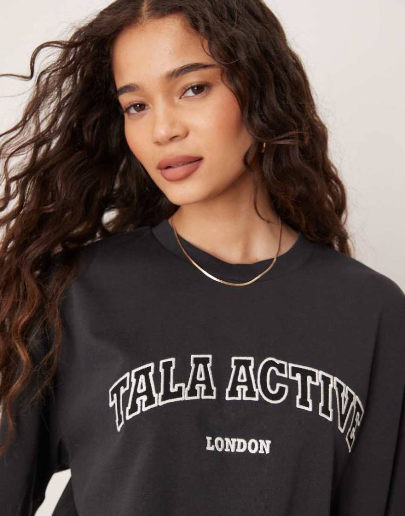 Tala - Active - T-Shirt in Schwarz mit Applikation von Tala