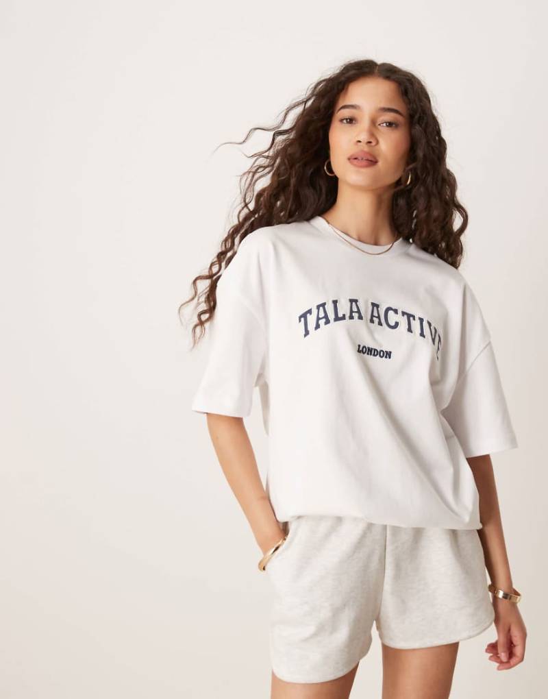 Tala - Active - T-Shirt in Weiß mit Applikation von Tala