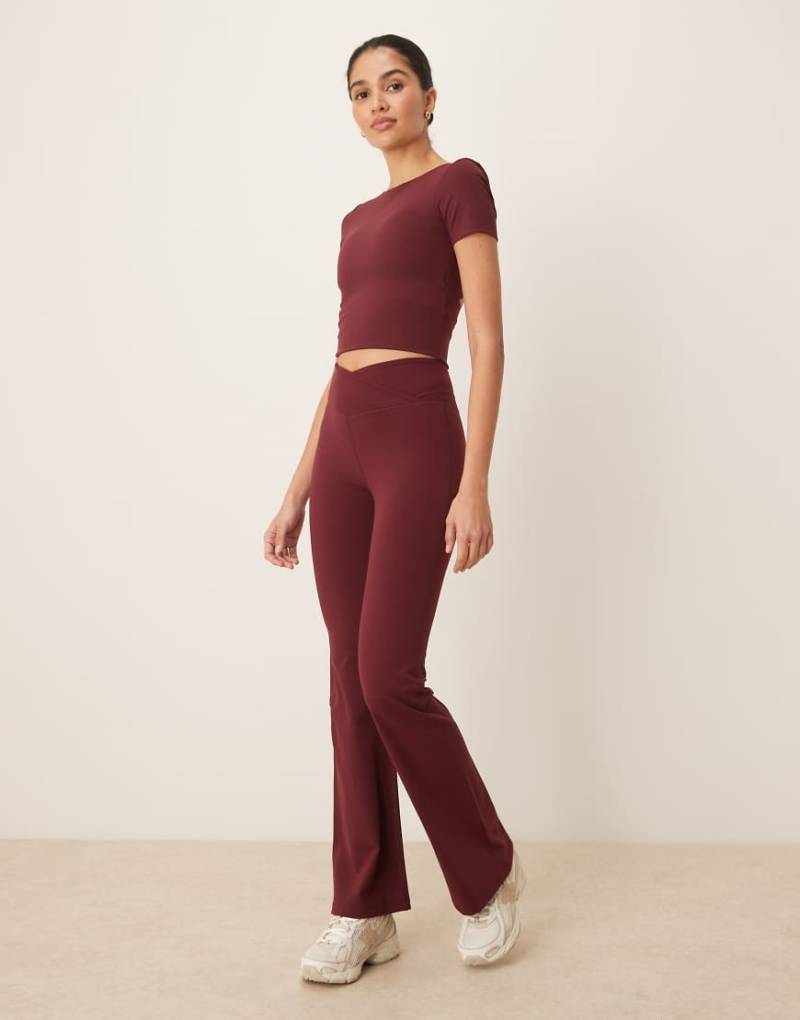 Tala - DayFlex - Ausgestellte Yoga-Hose in Burgunderrot mit hohem Bund und Wickeldesign von Tala