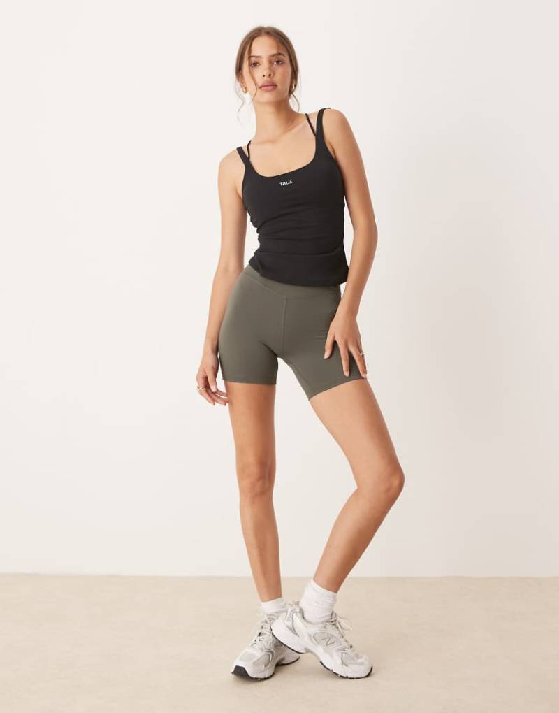 Tala - DayFlex - Shorts in dunklem Olivgrün mit hohem gewickeltem Bund von Tala