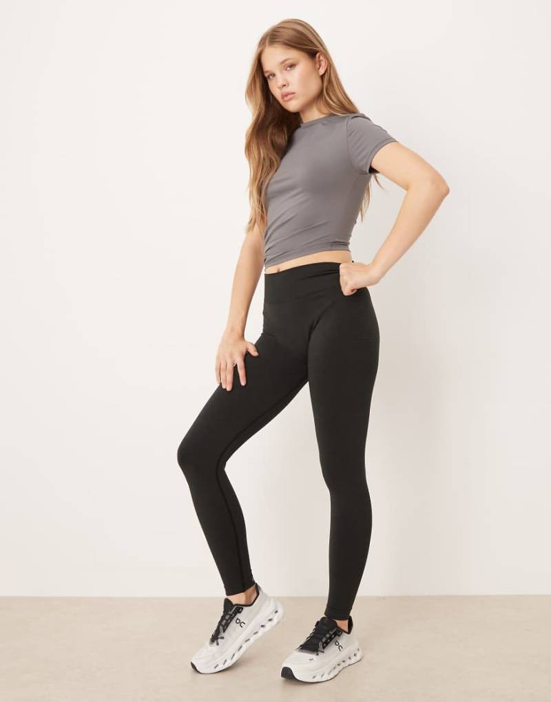 Tala - Figurformende, nahtlose Leggings in meliertem Schwarz mit Raffung von Tala