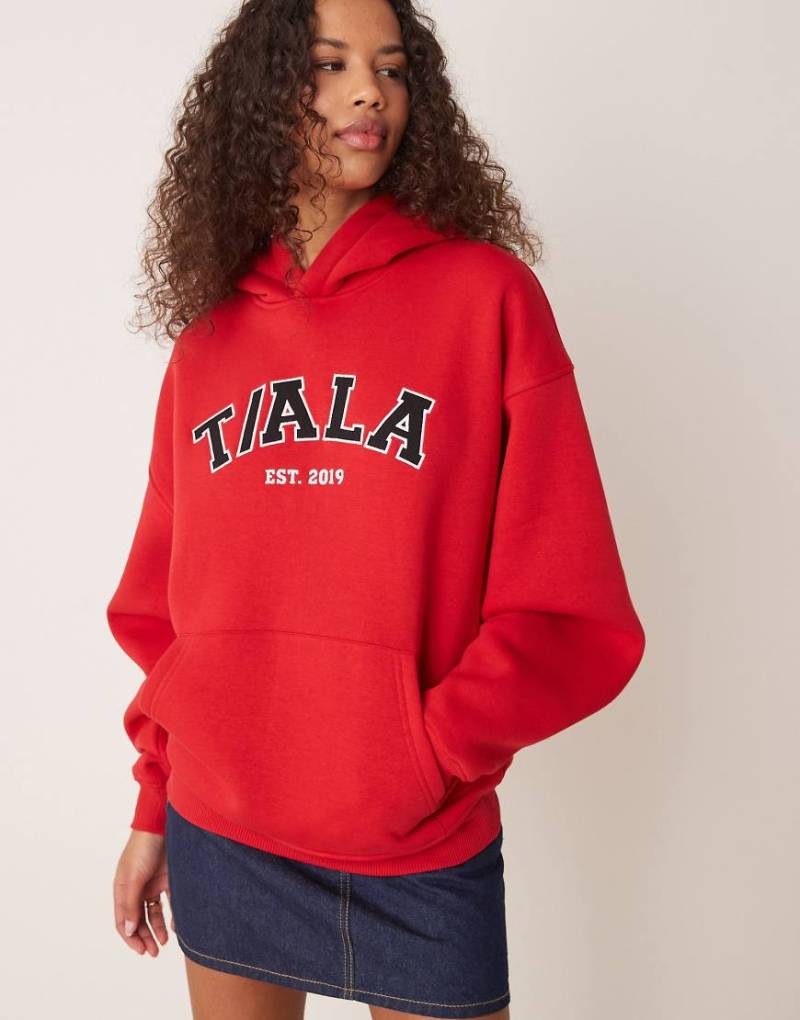 Tala - Active - Kapuzenpullover in Rot mit Applikation von Tala