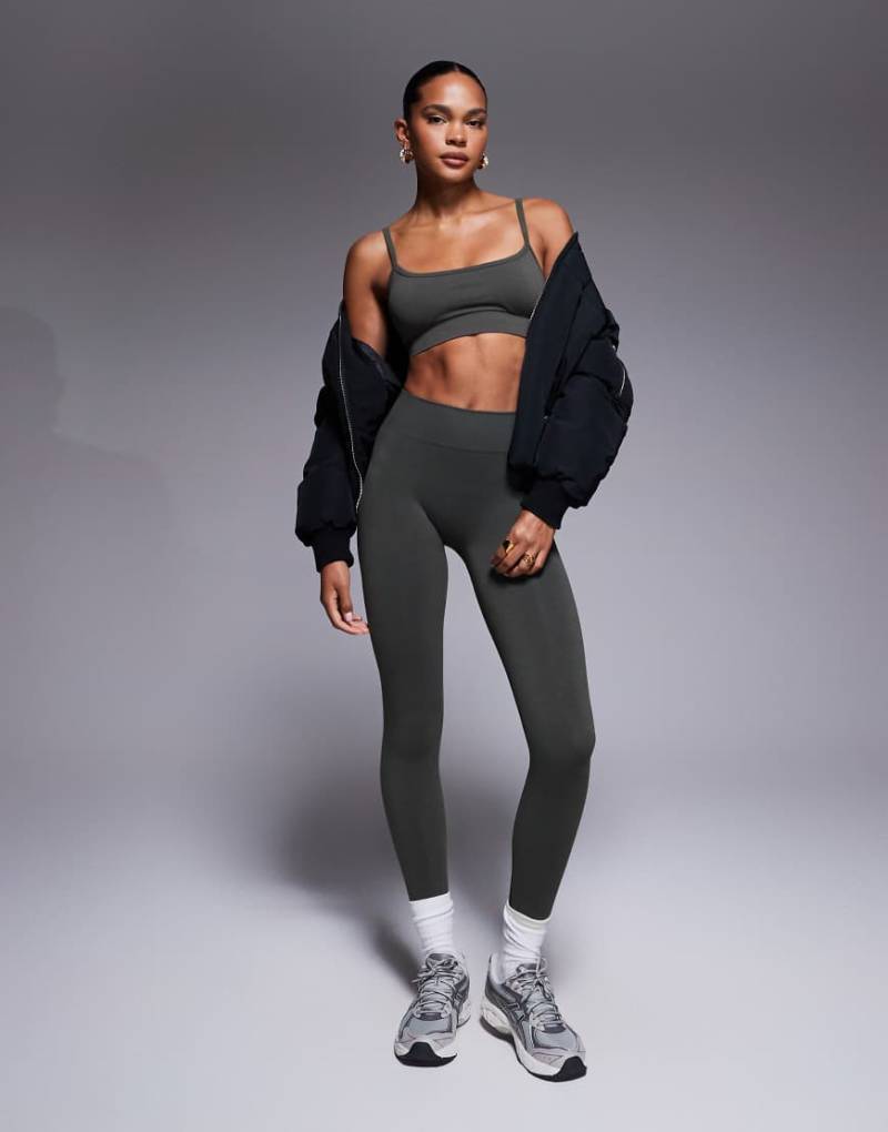 Tala - Sculpt - Nahtlose, geraffte Leggings in dunklem Olivgrün von Tala