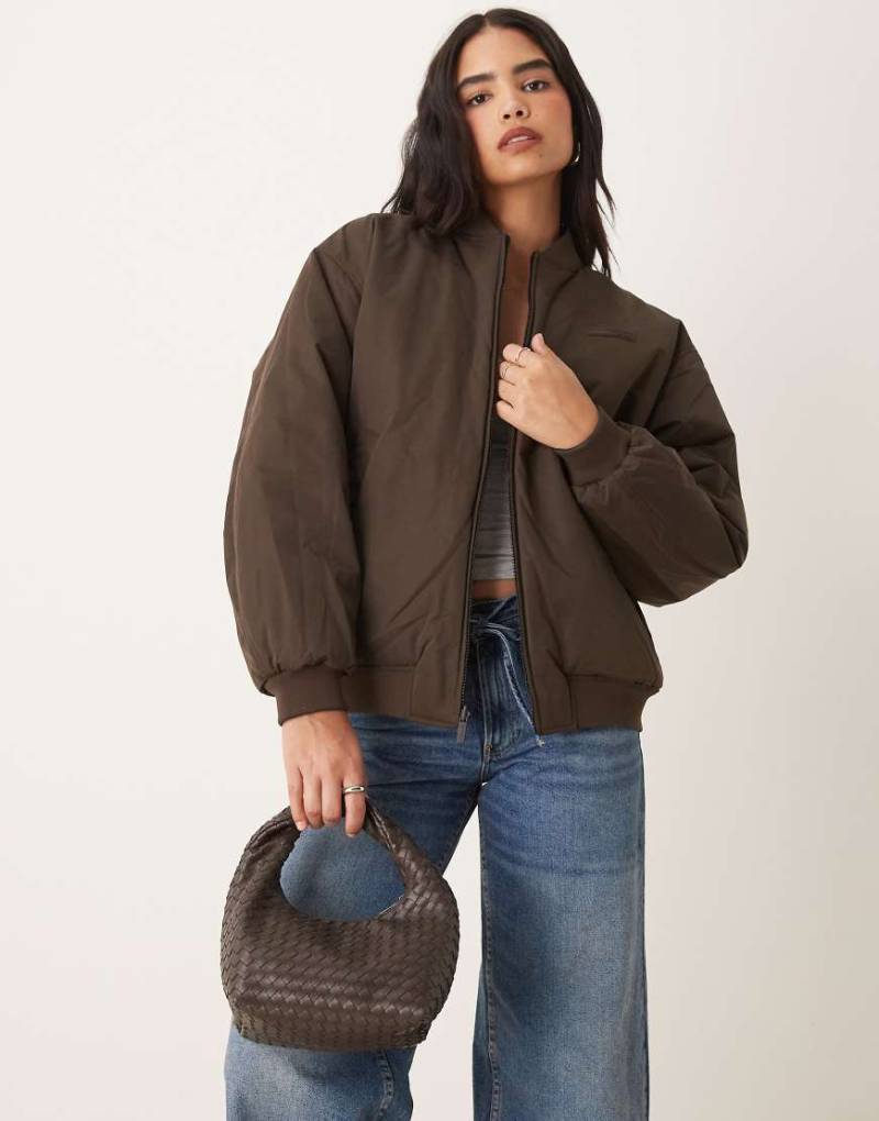 Tala - Wendbare Oversize-Bomberjacke in Schwarz und Espressobraun von Tala