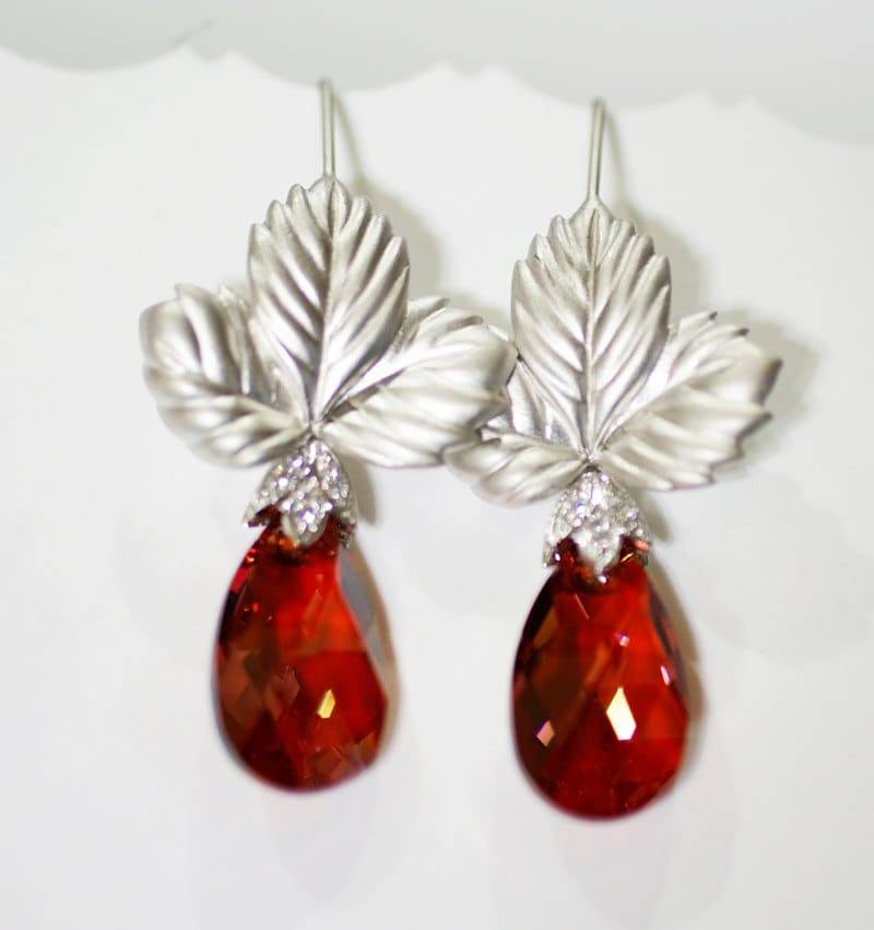 Rote Magma Swarovski Ahorn Blatt Ohrringe Rhodiniert, Baumeln von TalaCollection