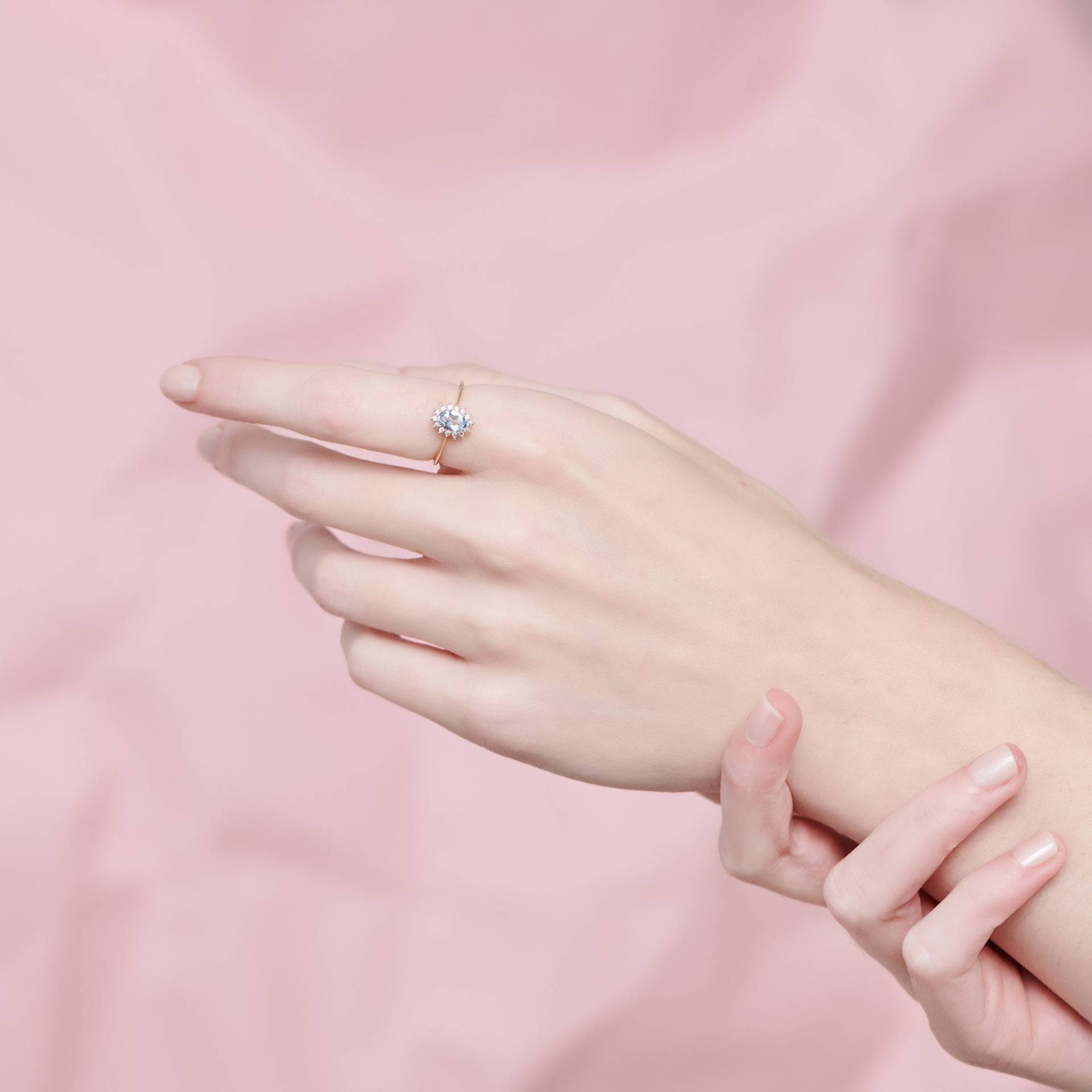 Aquamarinring Mit Winzigen Diamanten, Ovaler Edelstein, 9K 14K 18K Goldring, Dünnes Dreieckiges Band, Natürlicher Edelstein Schmuck, Geschenk Für von TalesInGold