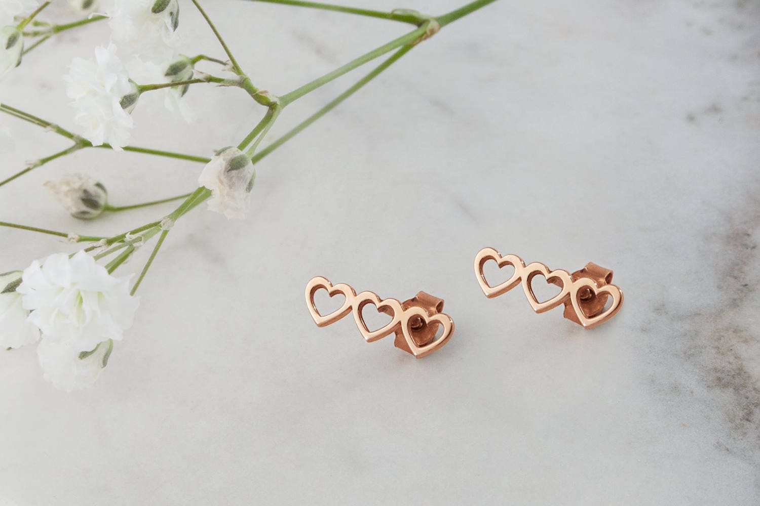 Dreifach Herz Ohrringe, 9K 14K 18K Gold Rose Gold, Kleine Herzen Ohrstecker, Rahmen, Liebe Schmuck von TalesInGold