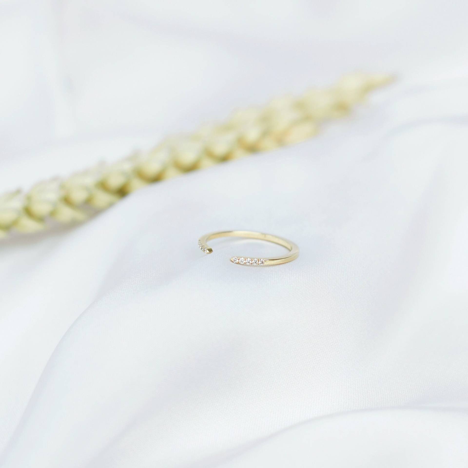 Eleganter Offener Bandring Mit Weißen Diamanten, Massivem Gold Und Natürlichen Edelsteinen von TalesInGold