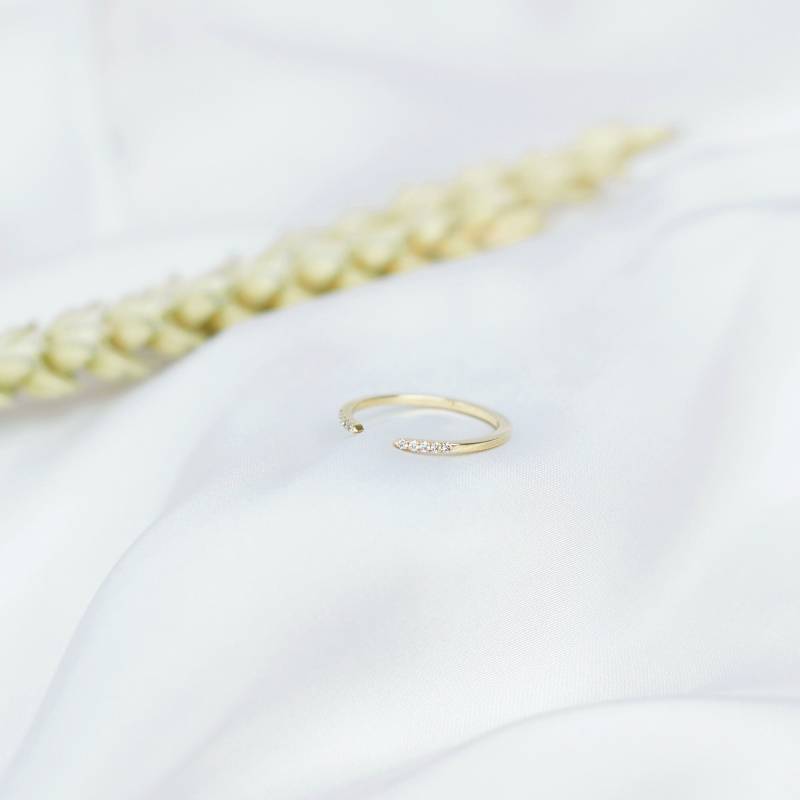 Eleganter Offener Bandring Mit Weißen Diamanten, Massivem Gold Und Natürlichen Edelsteinen von TalesInGold