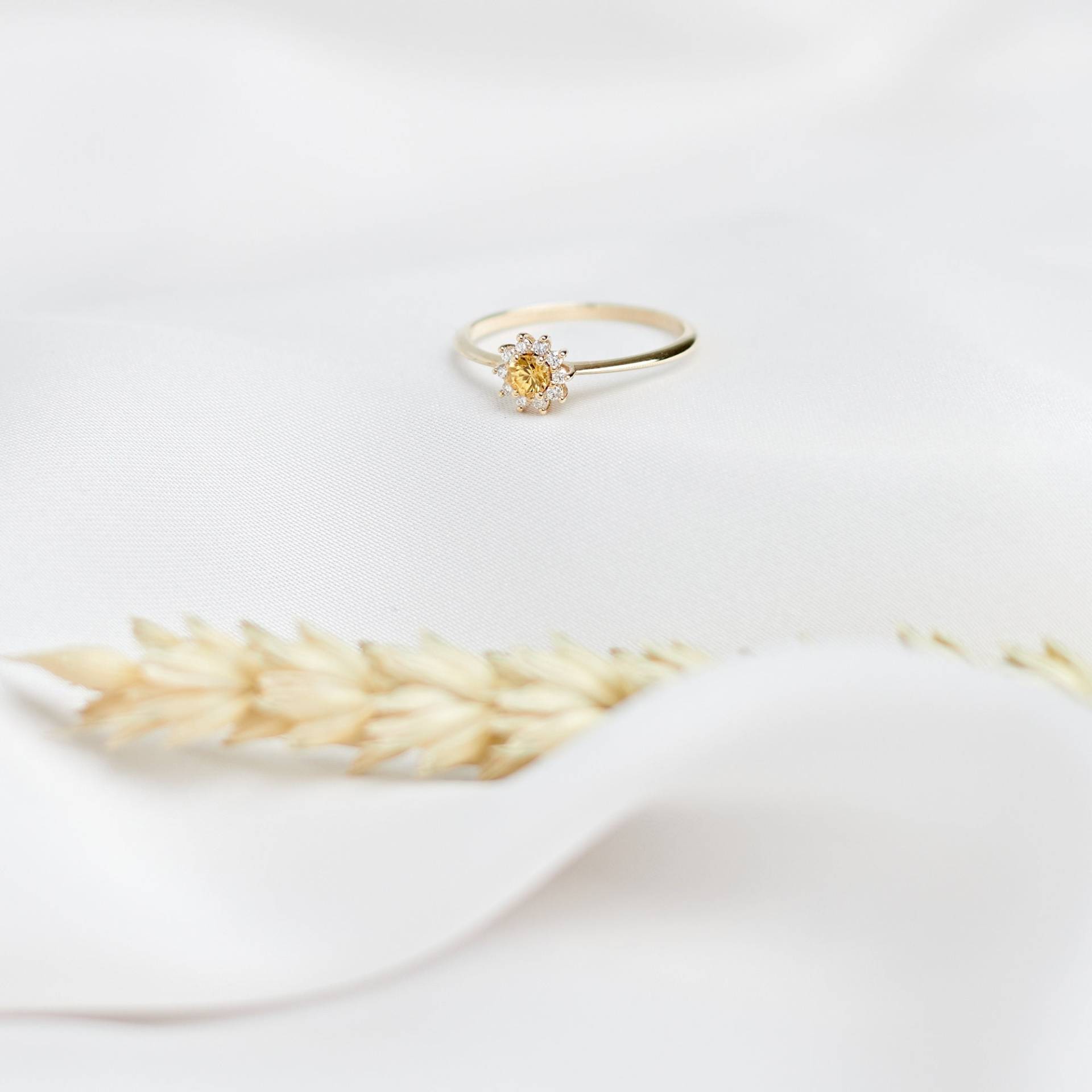 Gelber Saphirring Mit Winzigen Diamanten, Runde Edelsteine, 9K 14K 18K Goldring, Dünnes Dreieckiges Band, Natürlicher Edelstein Schmuck, Geschenk von TalesInGold