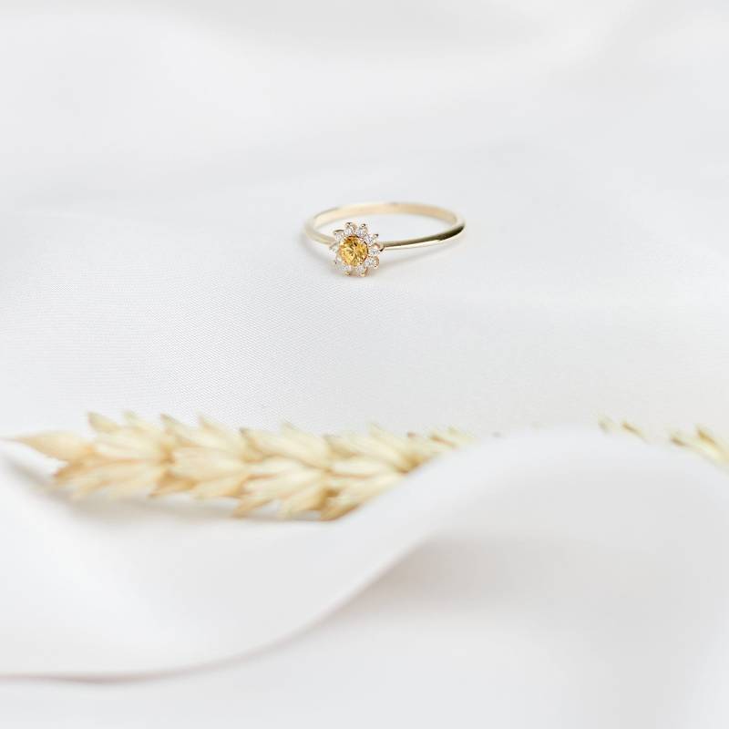 Gelber Saphirring Mit Winzigen Diamanten, Runde Edelsteine, 9K 14K 18K Goldring, Dünnes Dreieckiges Band, Natürlicher Edelstein Schmuck, Geschenk von TalesInGold