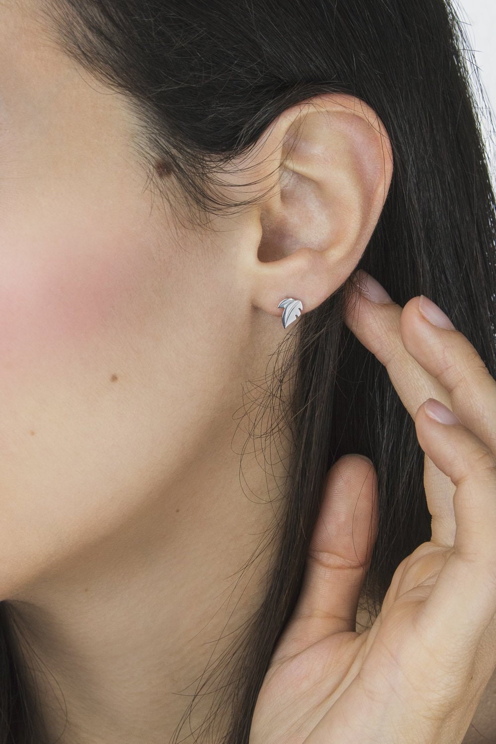 Gold Blatt Ohrringe, 9K 14K 18K Weißgold, Kleine 2-Blatt Ohrstecker, Ohrringe Aus Massivem Gold, Mit Gravur, Natur Geschenk Für Sie von TalesInGold