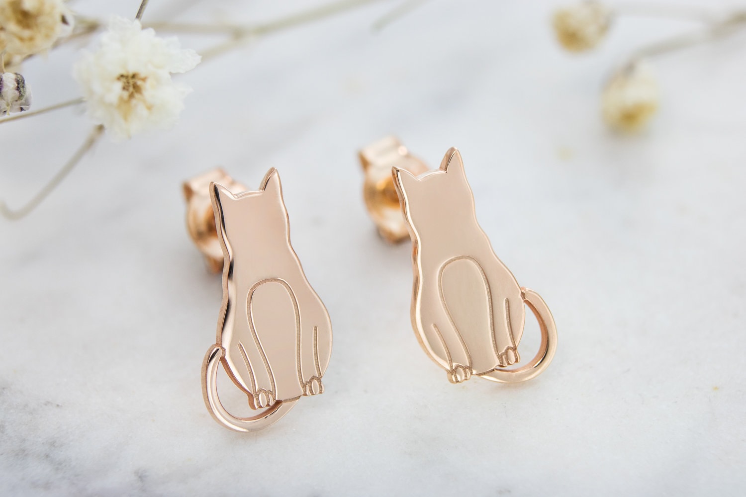 Goldkatzen-Bolzenohrringe, Gravierte Katze, 9K 14K 18K Roségoldohrringe, Zierliche Katzenohrstecker, Solides Gold, Haustierschmuck, Bester Freund von TalesInGold
