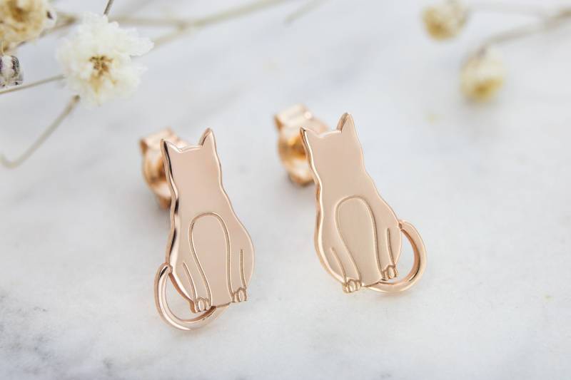 Goldkatzen-Bolzenohrringe, Gravierte Katze, 9K 14K 18K Roségoldohrringe, Zierliche Katzenohrstecker, Solides Gold, Haustierschmuck, Bester Freund von TalesInGold
