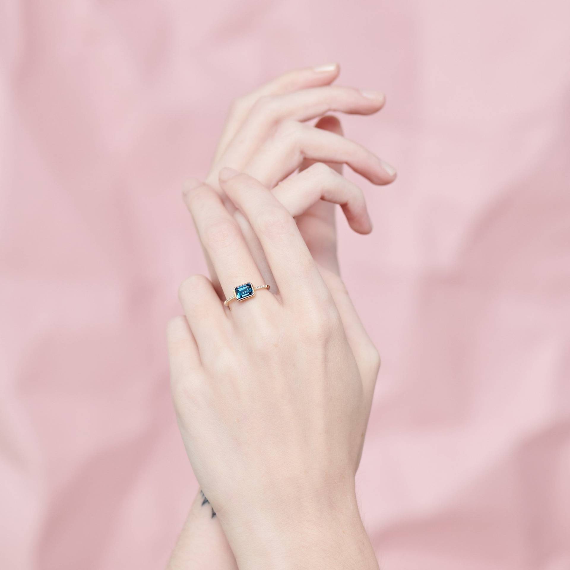 Goldring Mit London Blue Topas Und Winzigen Weißen Diamanten, 9K 14K 18K Goldring, Achteckiger Topas, November Geburtsstein, Geburtstagsgeschenk von TalesInGold