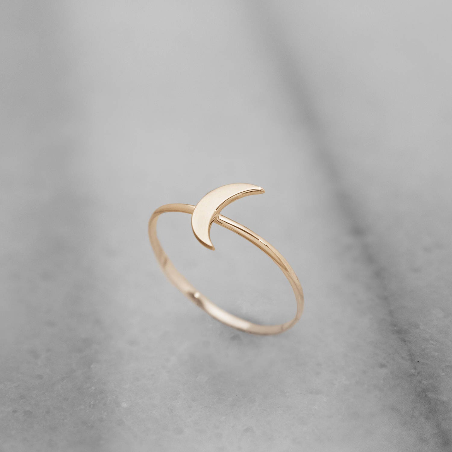 Halbmond Ring, Massive Gold Mond Band, 9K 14K 18K Gelbgold Minimalist Zierliche Geschenk Für Frauen von TalesInGold