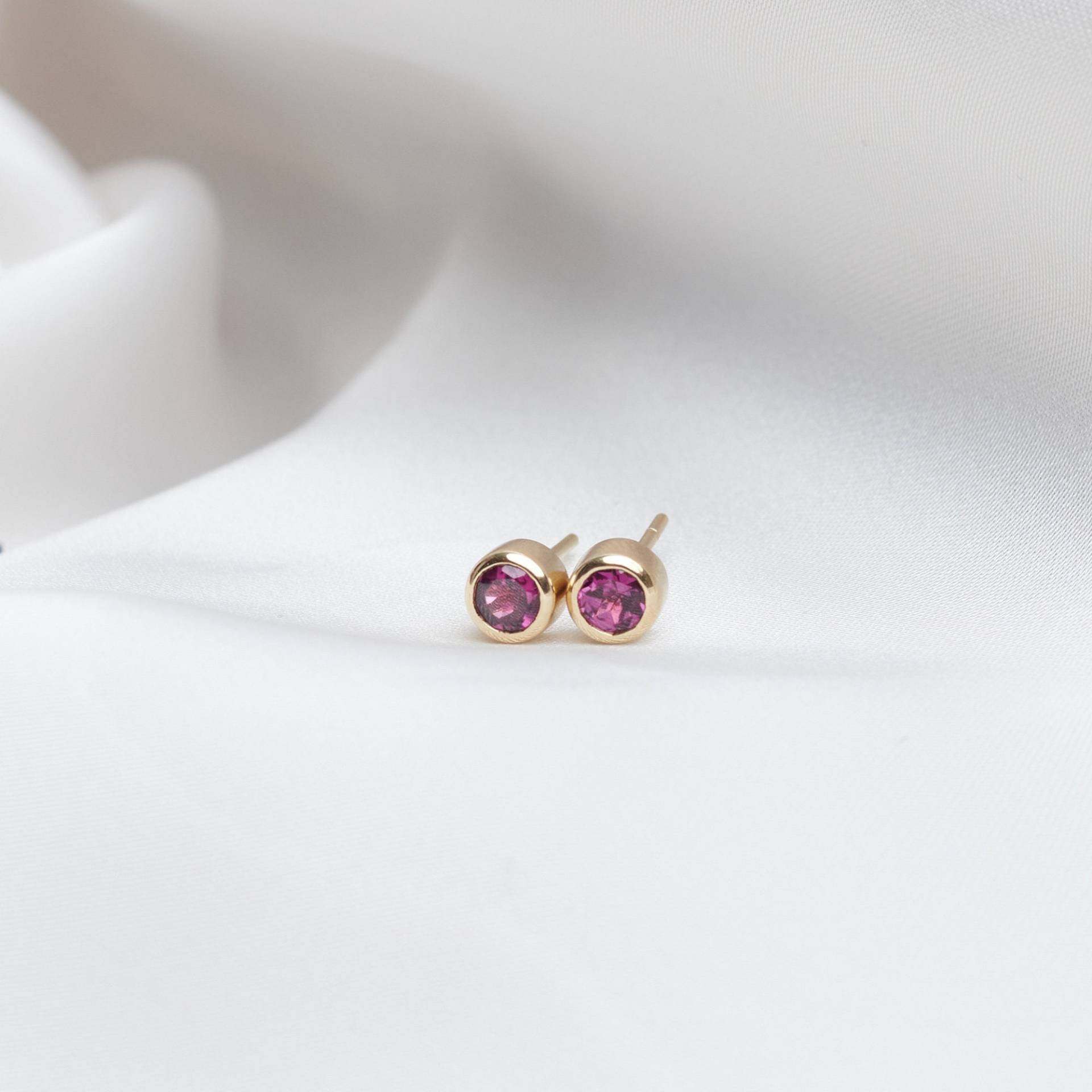 Kleine Runde Rhodolith-Ohrringe in Solider Goldfassung, 9K 14K 18K Ohrstecker, Rhodolith-Granat Januar Geburtsstein, Natürlicher Edelstein von TalesInGold