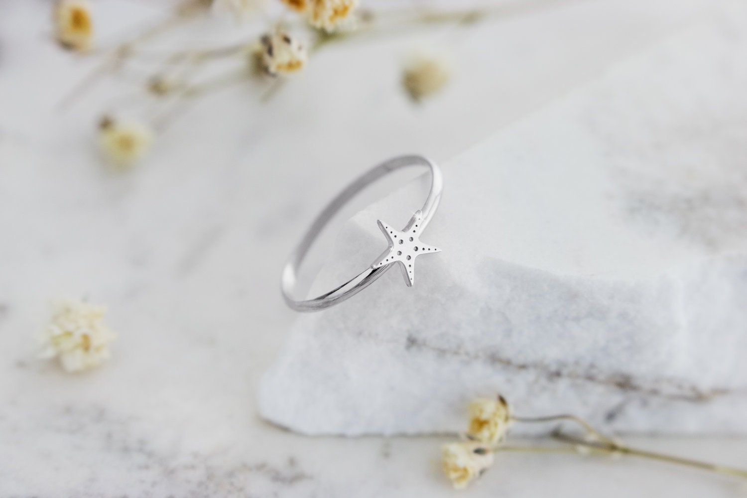 Kleine Seestern Ring, 9K 14K 18K Solid Gold Weißgold, Sommer Strand Schmuck, Dünnes Band, Geschenk Für Sie, Mini Seestern, Meer Schmuck von TalesInGold