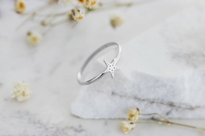 Kleine Seestern Ring, 9K 14K 18K Solid Gold Weißgold, Sommer Strand Schmuck, Dünnes Band, Geschenk Für Sie, Mini Seestern, Meer Schmuck von TalesInGold