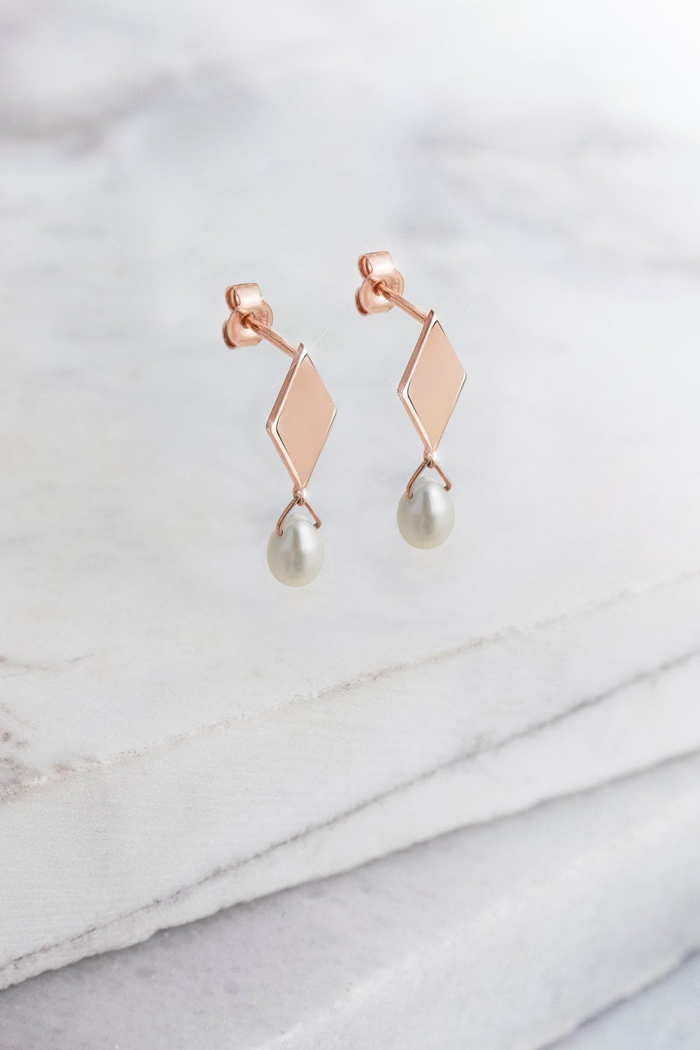 Kleine Weiße Perlenohrringe, Raute-Ohrstecker Mit Kleiner Baumelnder Perle, 9K 14K 18K Goldohrringe, Roségold, Juni Geburtsstein, Geburtstagsgeschenk von TalesInGold