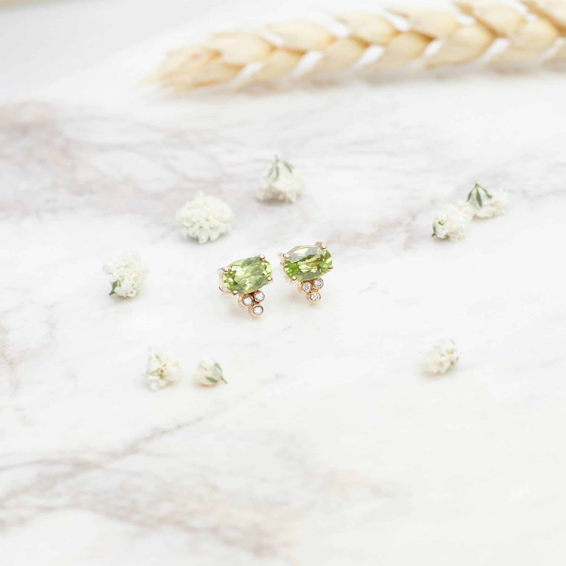 Lindgrün Peridot Und Diamant, 9K 14K 18K Gold Ohrringe, Oval Runder August Geburtsstein, Edelstein Ohrstecker, Geschenk Für Sie von TalesInGold