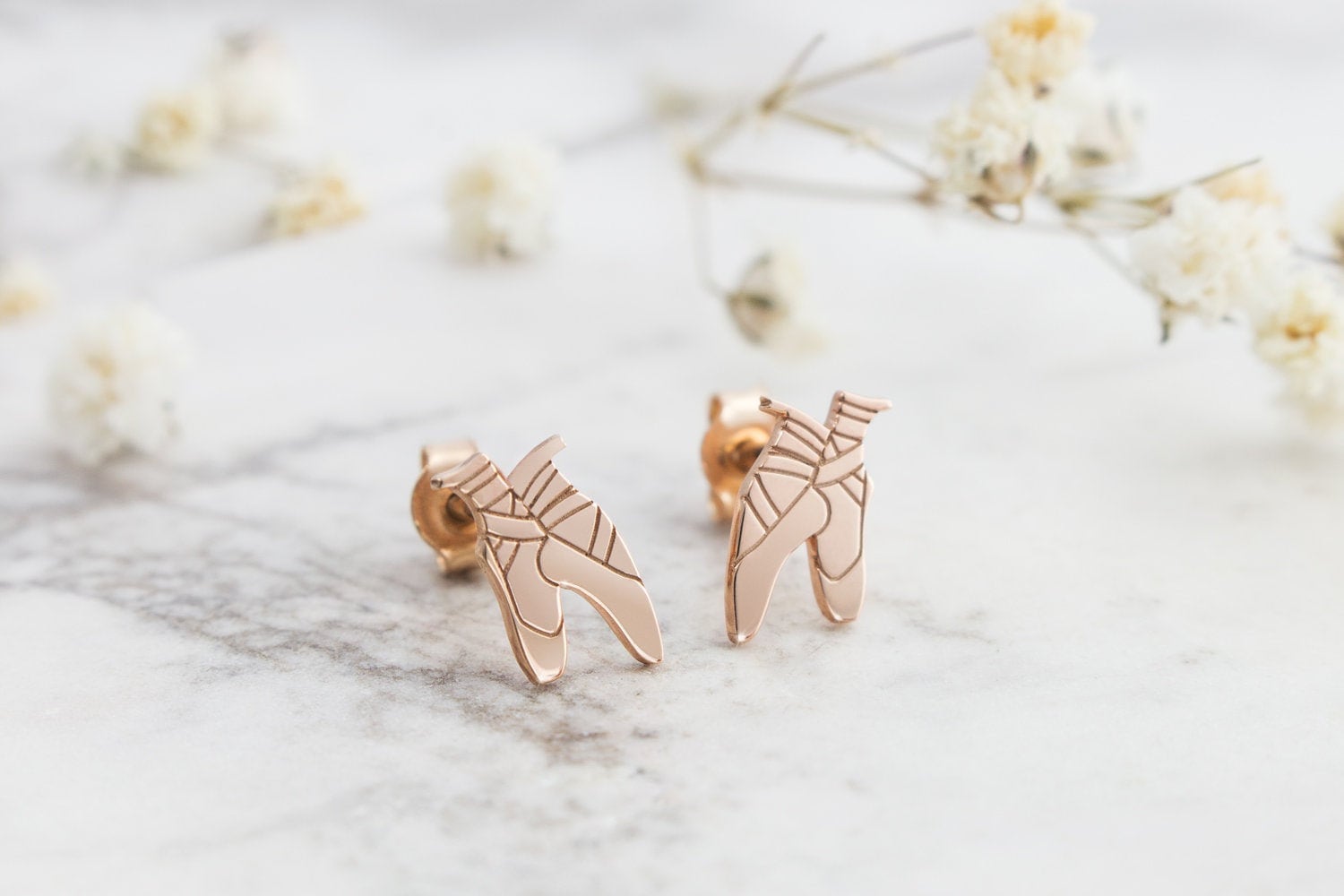 Rosa Ballettschuhe Ohrringe, 9K 14K 18K Solid Gold, Tanzschuhe Ohrstecker, Gravierte Ballett Geschenk Für Tochter von TalesInGold