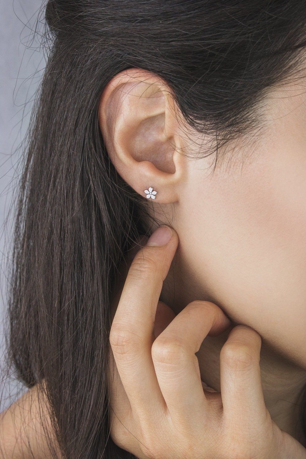 Winzige Blumen Ohrstecker, 9K 14K 18K Gold, Ohrringe in Gelb Weiß Oder Rose Dainty Floral Design, Natur Schmuck, Frühlings Geschenk Für Sie von TalesInGold