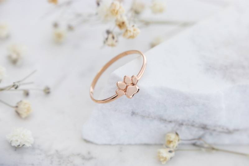 Winzige Pfotenabdruckband, 9K 14K 18K Goldring in Gelb Weiß Oder Rose, Zierliche Kleine Hunde Katzenpfote, Pfotenabdruck, Massivgold von TalesInGold
