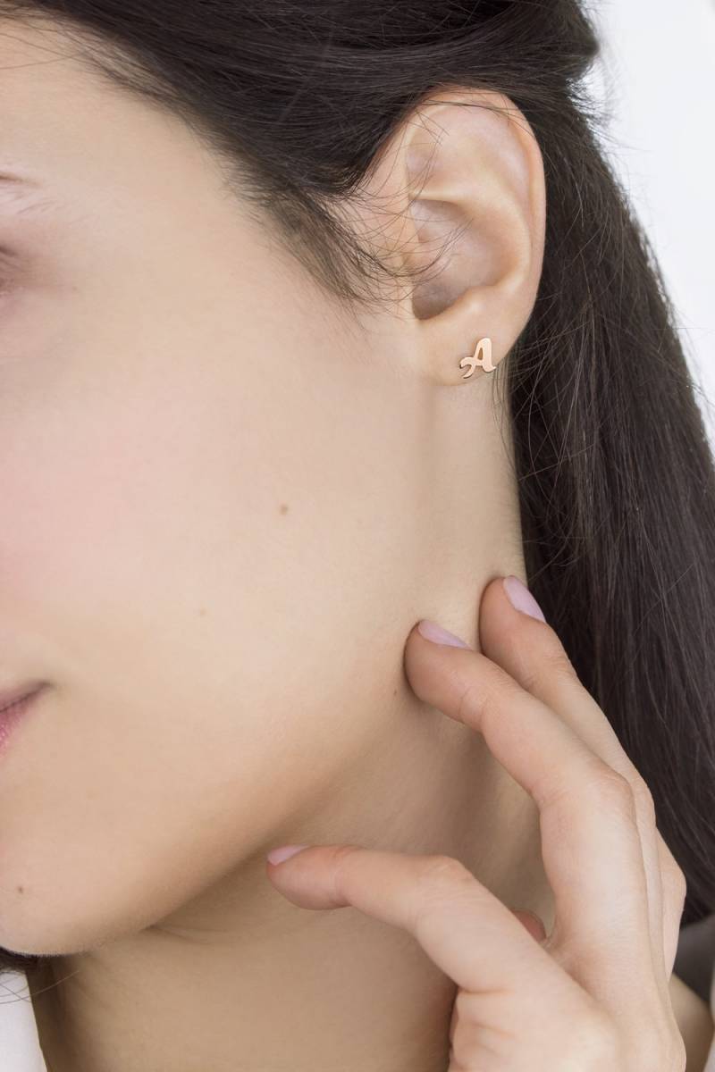 Winziger Goldmonogrammohrring, Einzelner Benutzerdefinierter Monogrammohrstecker, 9K 14K 18K Massivgold, Personalisiertes Anfangsgeschenk von TalesInGold