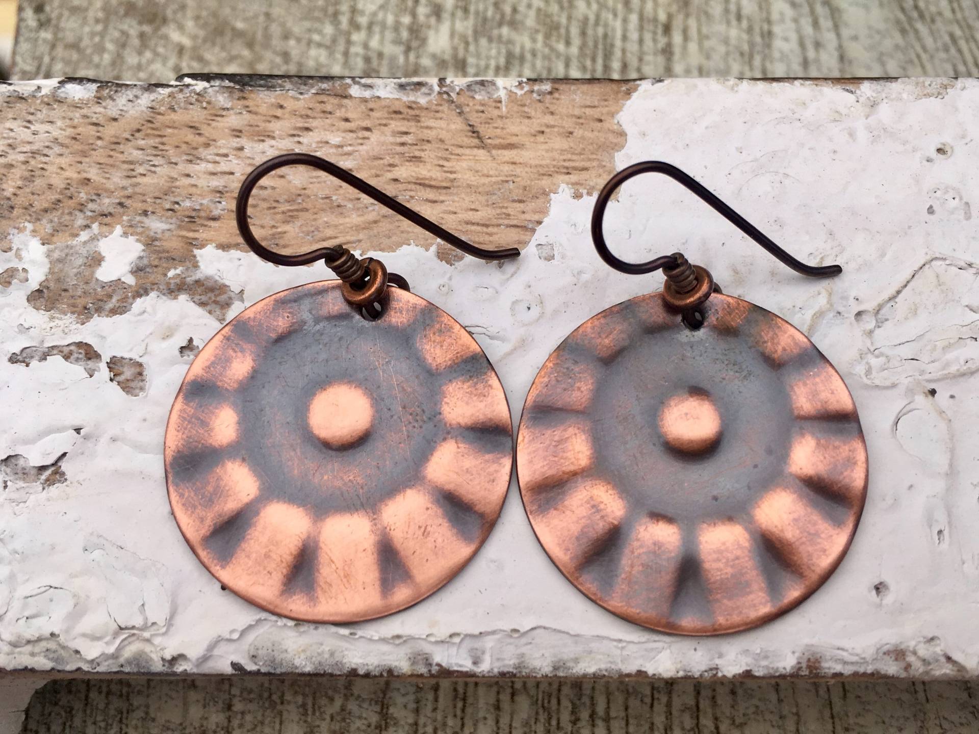 Handgemachte Rustikale Kupfer Ohrringe. Strahlen Design. Gealtertes von TalesOfLuna
