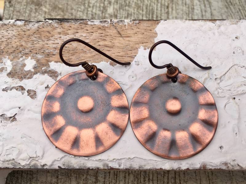Handgemachte Rustikale Kupfer Ohrringe. Strahlen Design. Gealtertes von TalesOfLuna