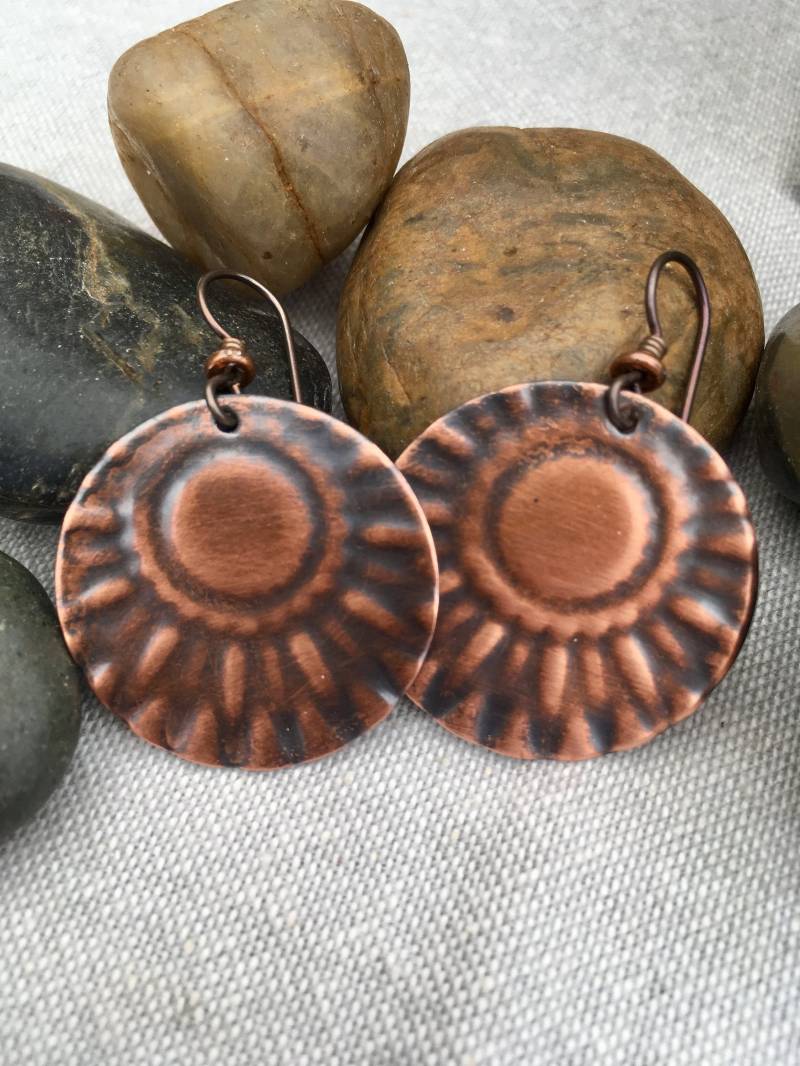 Handgemachte Rustikale Kupfer Ohrringe. Strahlen Design. Gealterter Kupferschmuck von TalesOfLuna