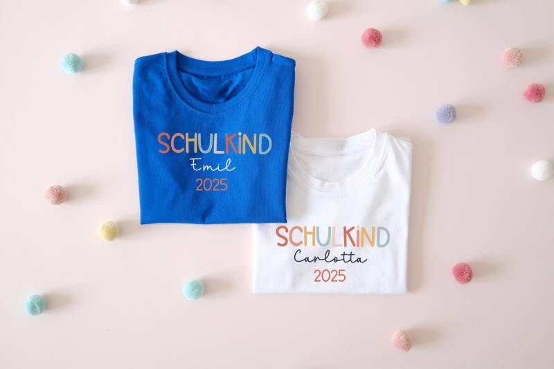 Schulkind T-Shirt Zur Einschulung Mit Name & Jahreszahl in 11 Verschiedenen Farben Für Das 2025 Jungs U. Mädchen von TalesOfMarley