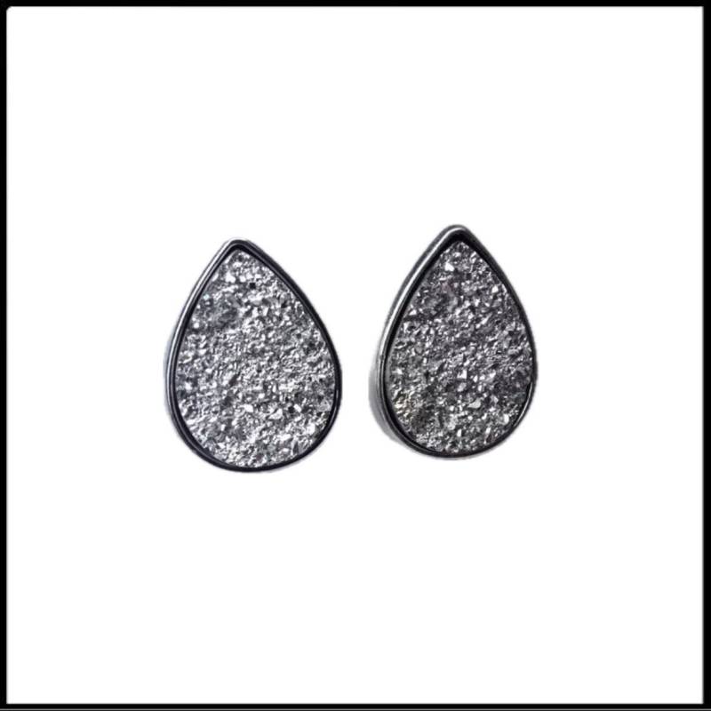 Weiße Faux Druzy Ohrstecker/Geode Kristall Stein Träne Weiße Faux Druzy Ohrstecker/Geode Kristall Stein Träne von TalesfromtheThriftt