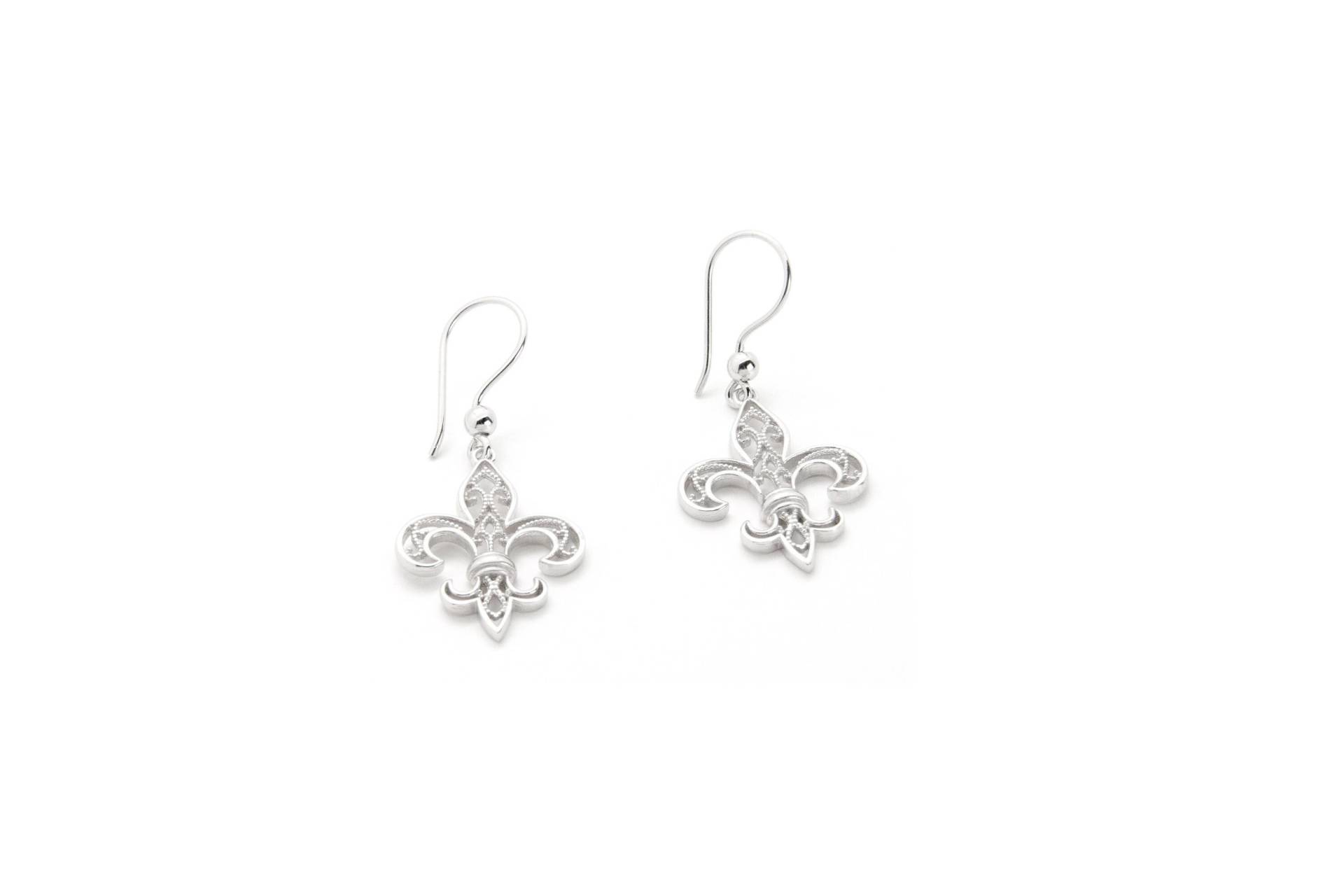 Filigrane Silberfarbene Fleur De Lis Ohrringe, Lys Schmuck Für Besondere Anlässe, Mittelalterliches Symbol, Blumenranke /Fl0411 Filigrane Silberfarbene Fleur De Lis Ohrringe, Lys Schmuck Für Besondere Anlässe, Mittelalterliches Symbol, Blumenranke /Fl0411 von TalismanBijoux