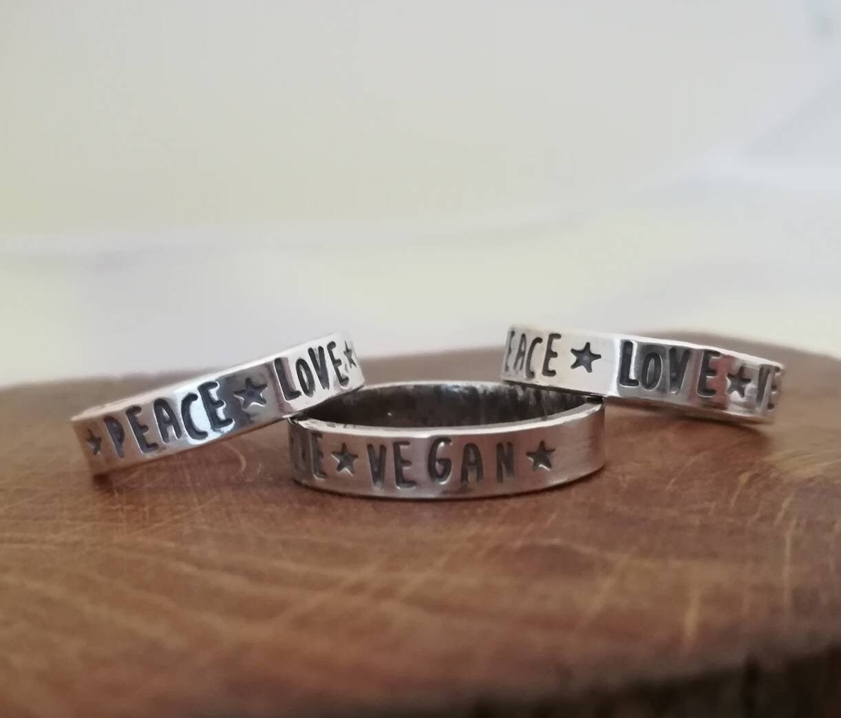 Peace Love Veganer Sterlingsilber Ring Mit Liebe Gestempelt. Bandring, Wortring, Alternativer Ehering Peace Love Veganer Sterlingsilber Ring Mit Liebe Gestempelt. Bandring, Wortring, Alternativer Ehering von TalismanKind