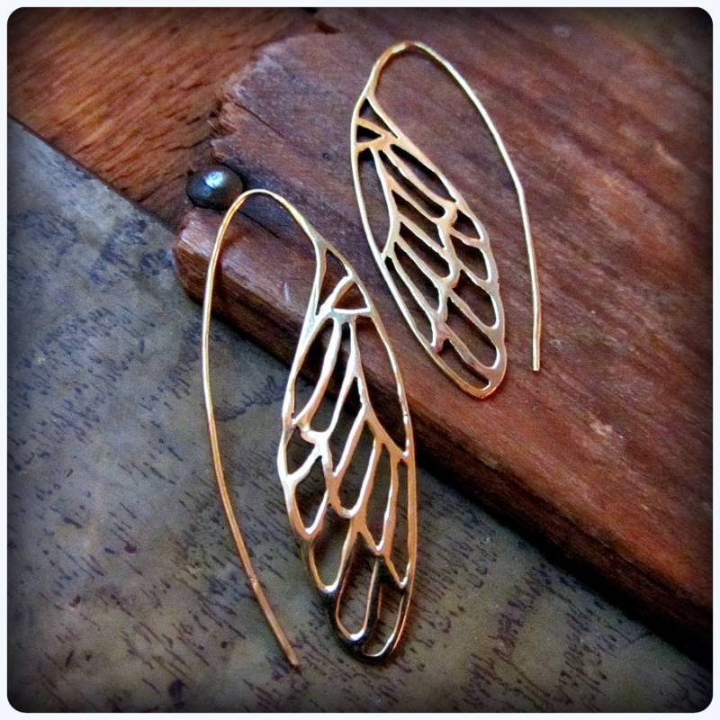 Flügel Ohrringe in Gold Aus Messing ~ Libelle, Schmetterling, Zikadenflügel Jugendstil Inspiriertes Symbol Für Erneuerung Und Transformation von TalismanaDesigns
