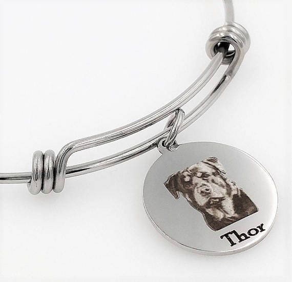 Personalisierter Armreif Mit Gravur Und Rottweiler von TalkToThePaws