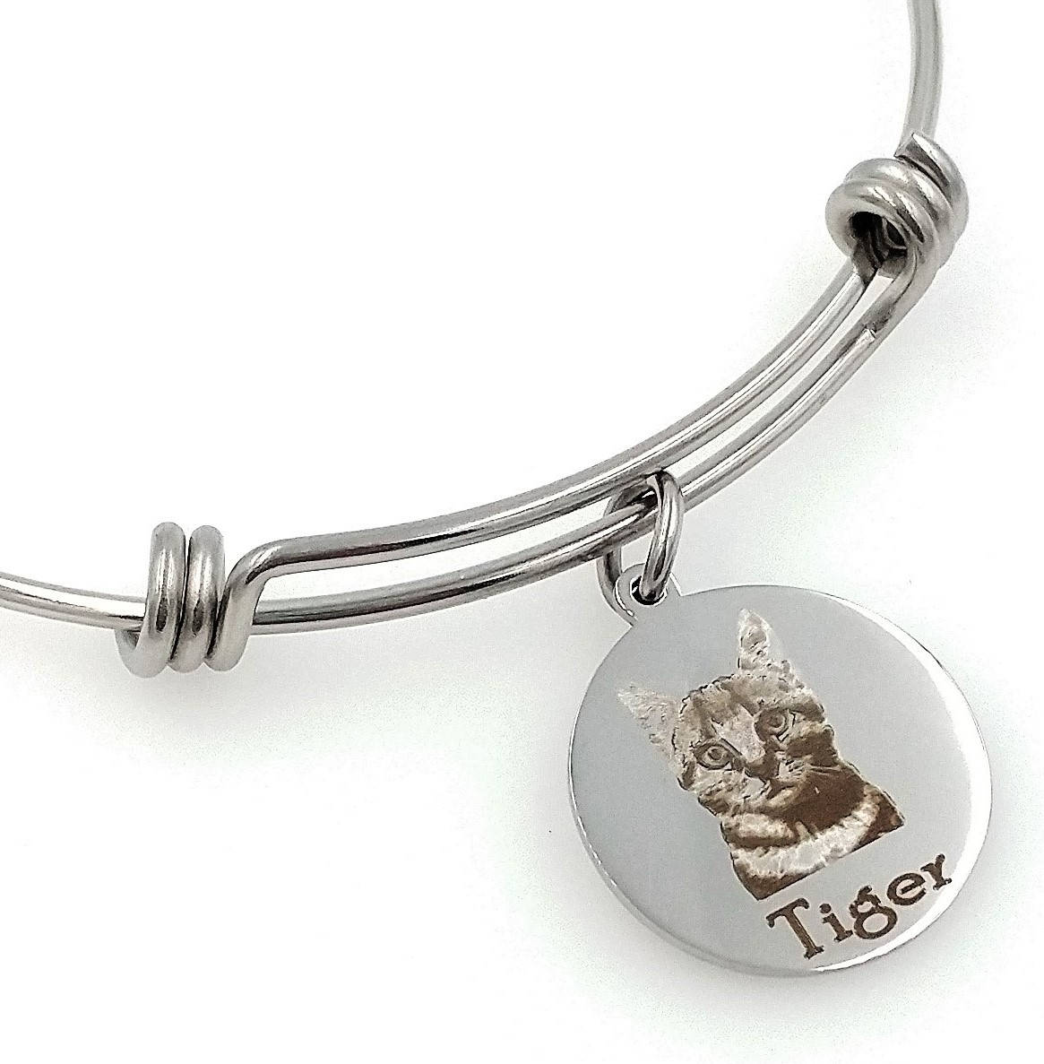 Tabby Katze Silber Armreif Mit Gravur von TalkToThePaws