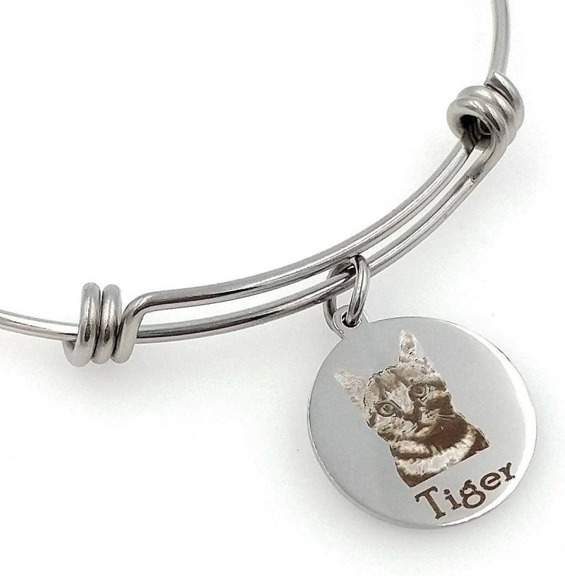 Tabby Katze Silber Armreif Mit Gravur von TalkToThePaws