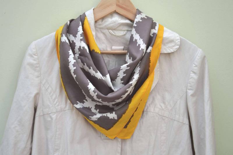 Designer Schal, Vintage Roger Caron Brauner Eckiger Print Muster Viskose Damen Schal von TalkoftheTown