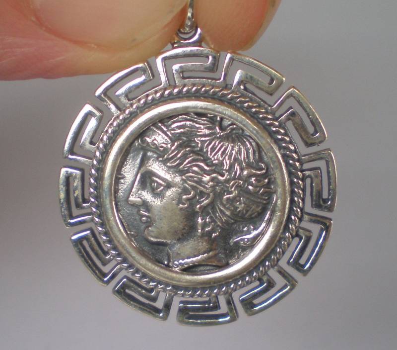 Artemis Silber Münzen Anhänger Mit Meander Design Syakus Dekadrachm Diana Charm Geschenkidee Für Sie von TalosArtifacts