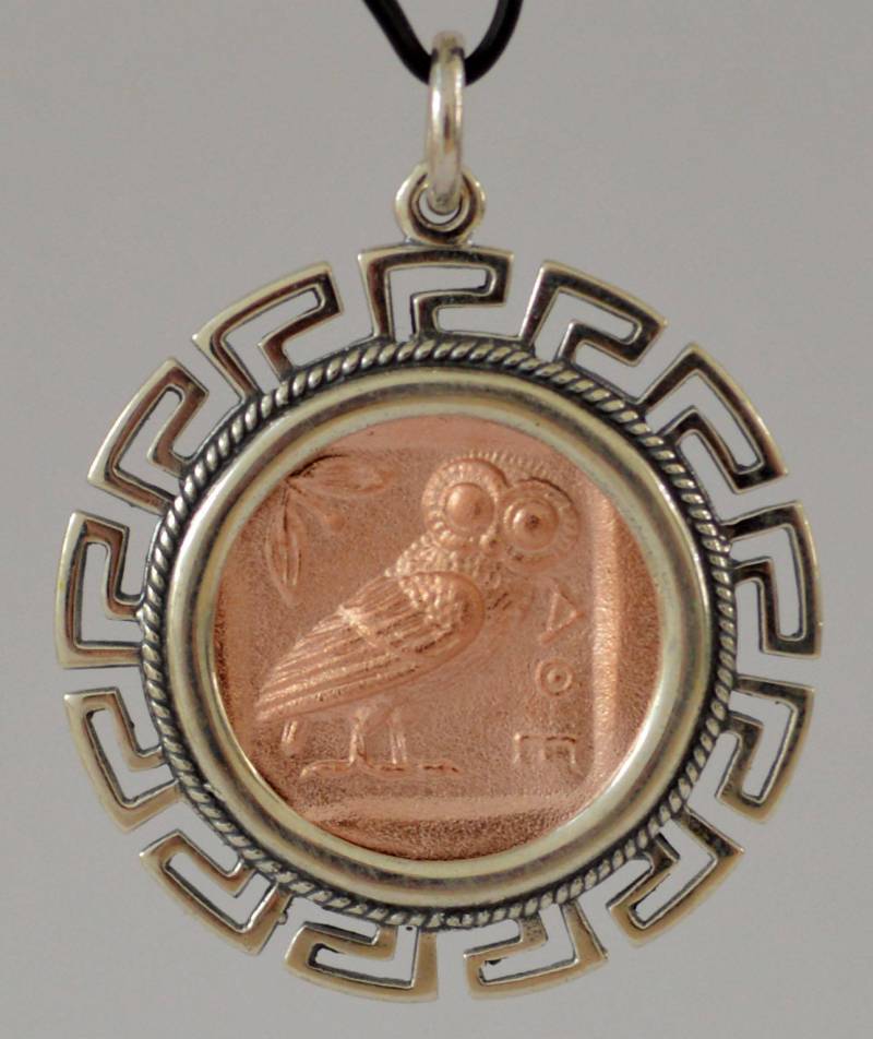 Eule Der Weisheit, Mittelgroßer Münzanhänger Aus Silber Mit Mäander-Design - Rosévergoldet Hochwertiges Produkt von TalosArtifacts