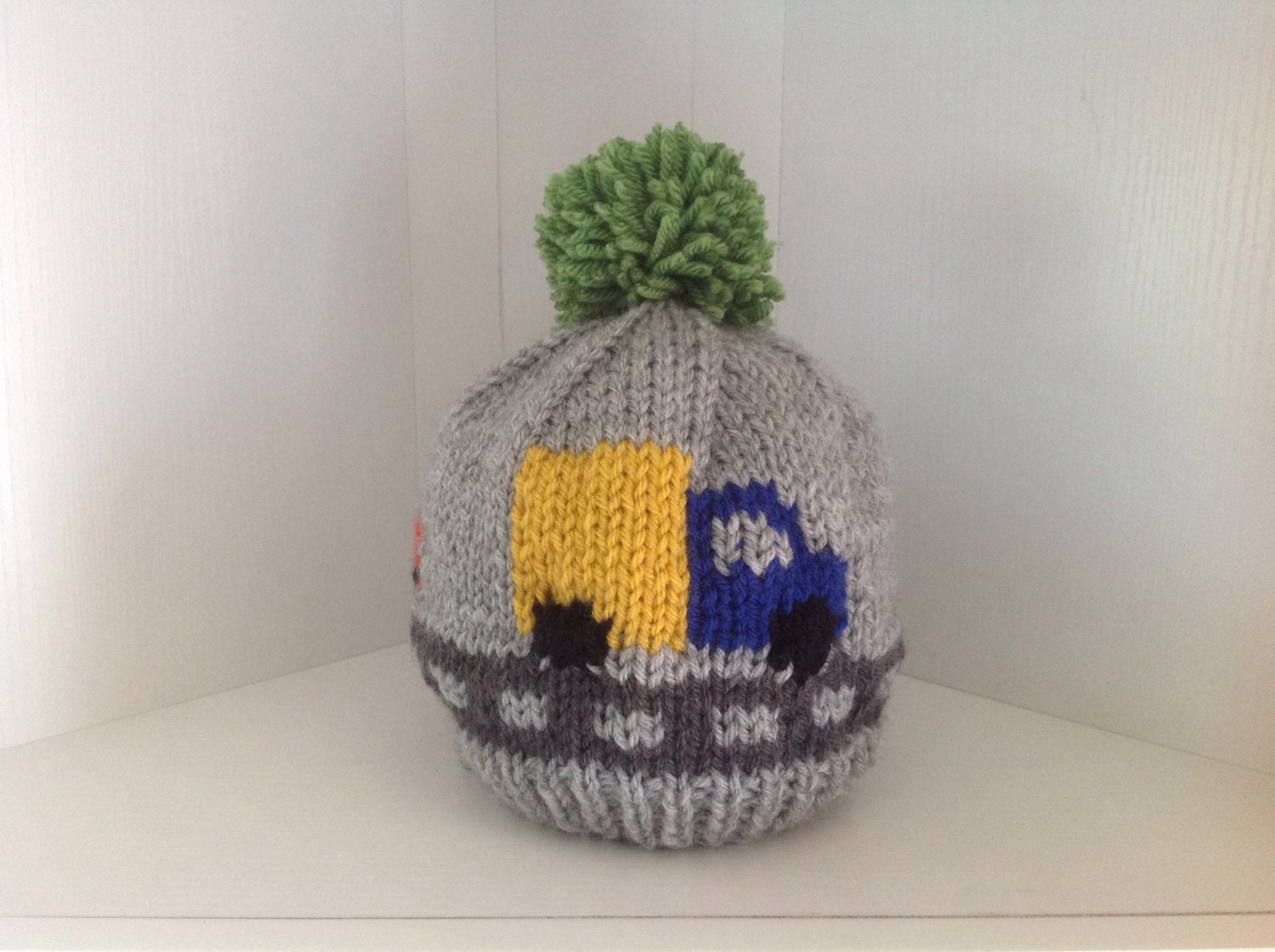 Beep - Verkehr Hut Mit Lkw Und Autos Niedliche Handgestrickte Babymütze in Grau, Blau, Grün von TalulaCrafts