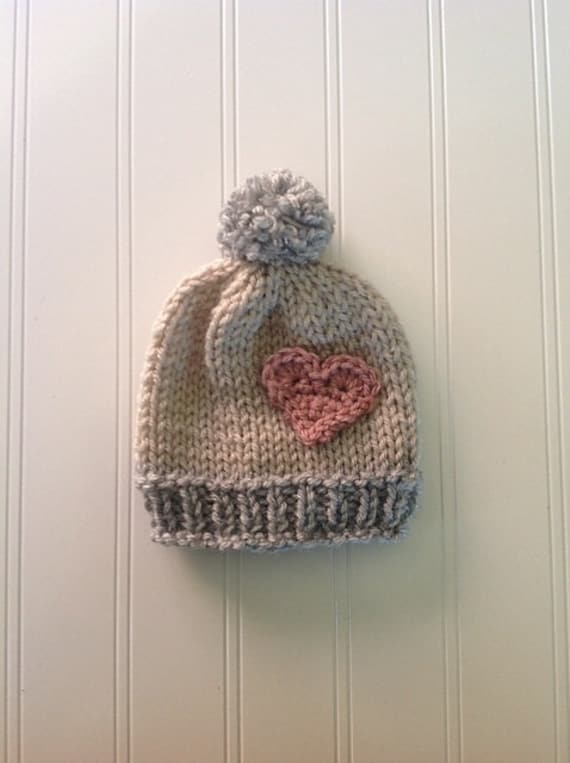 Berg-Baby Strickmütze - Grau Und Creme Mit Rosa Herz von TalulaCrafts