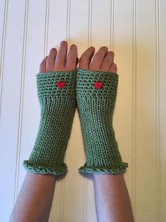 Weihnachtliche Fingerlose Handschuhe in Grün Mit Kleinen Roten Herzknöpfen von TalulaCrafts