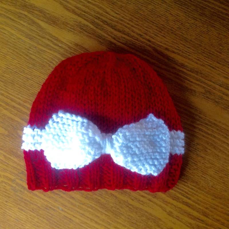 Hand Stricken Babymütze in Rot Mit Großen Weißen Bogen von TalulaCrafts