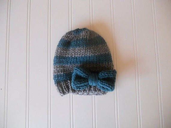 Handgestrickte Kleinkind Hut in Petrol Und Grau Gestreift, Mit Oder Ohne Schleife von TalulaCrafts